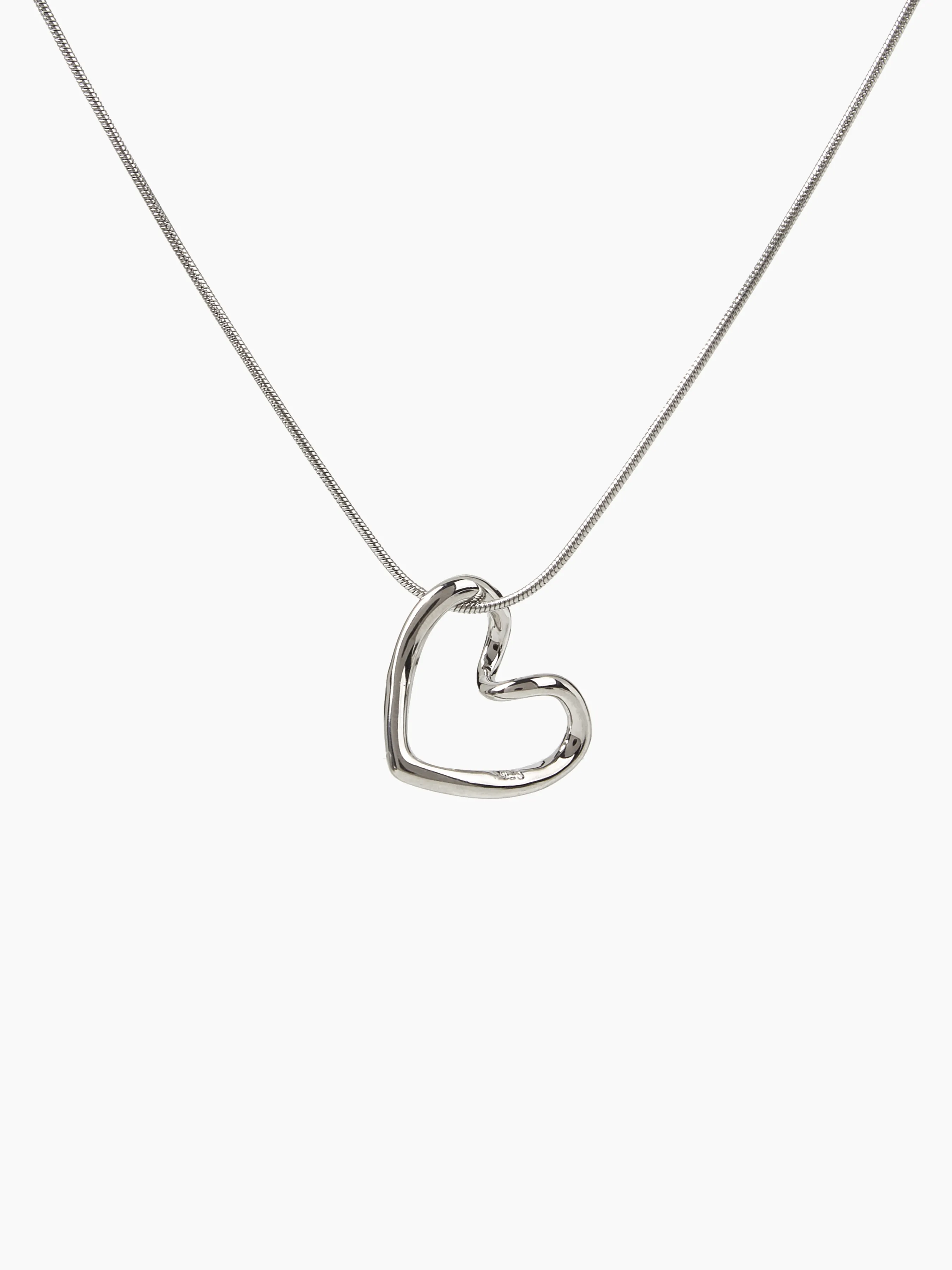 Collar con patrón de corazón