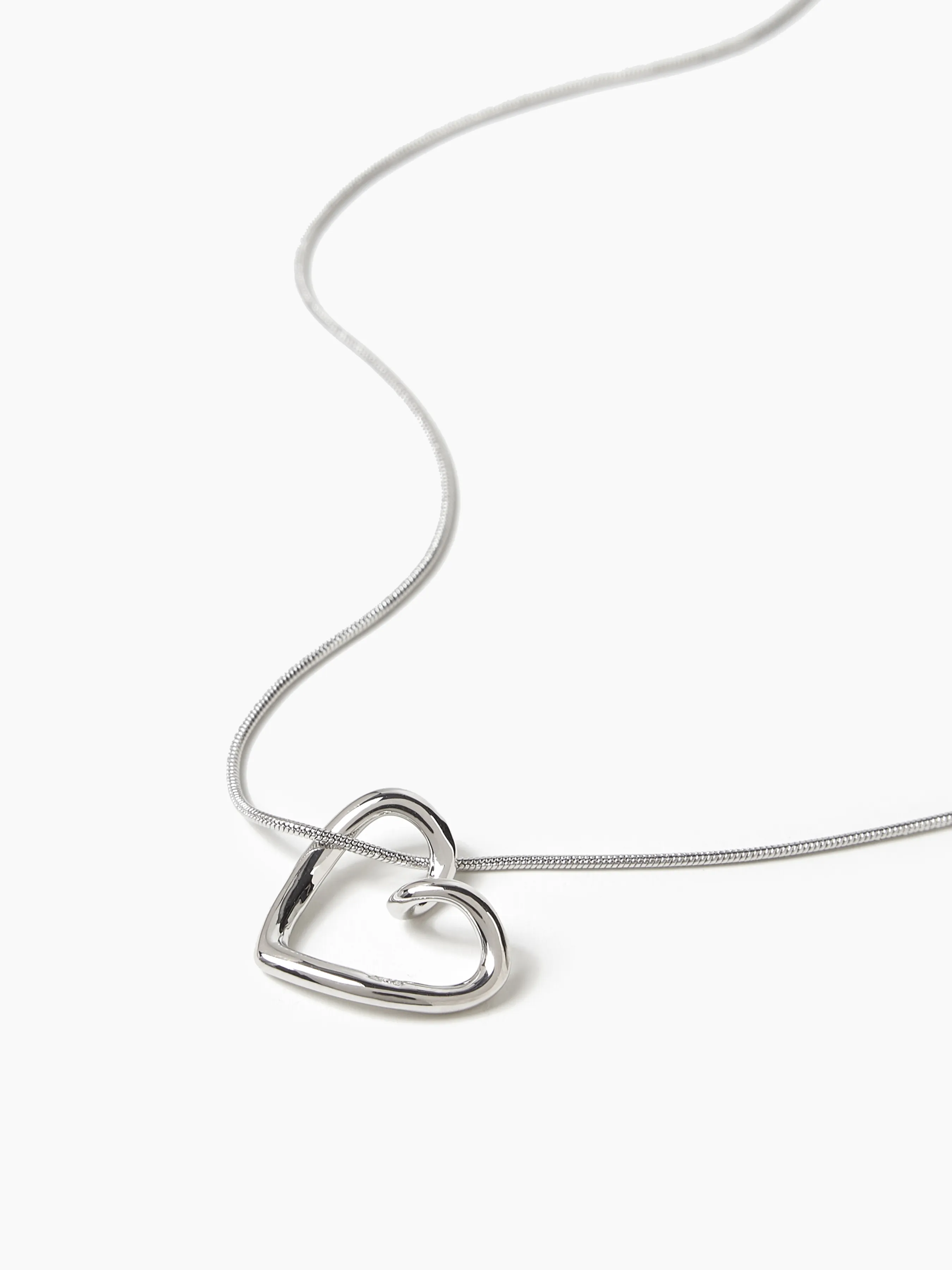 Collar con patrón de corazón
