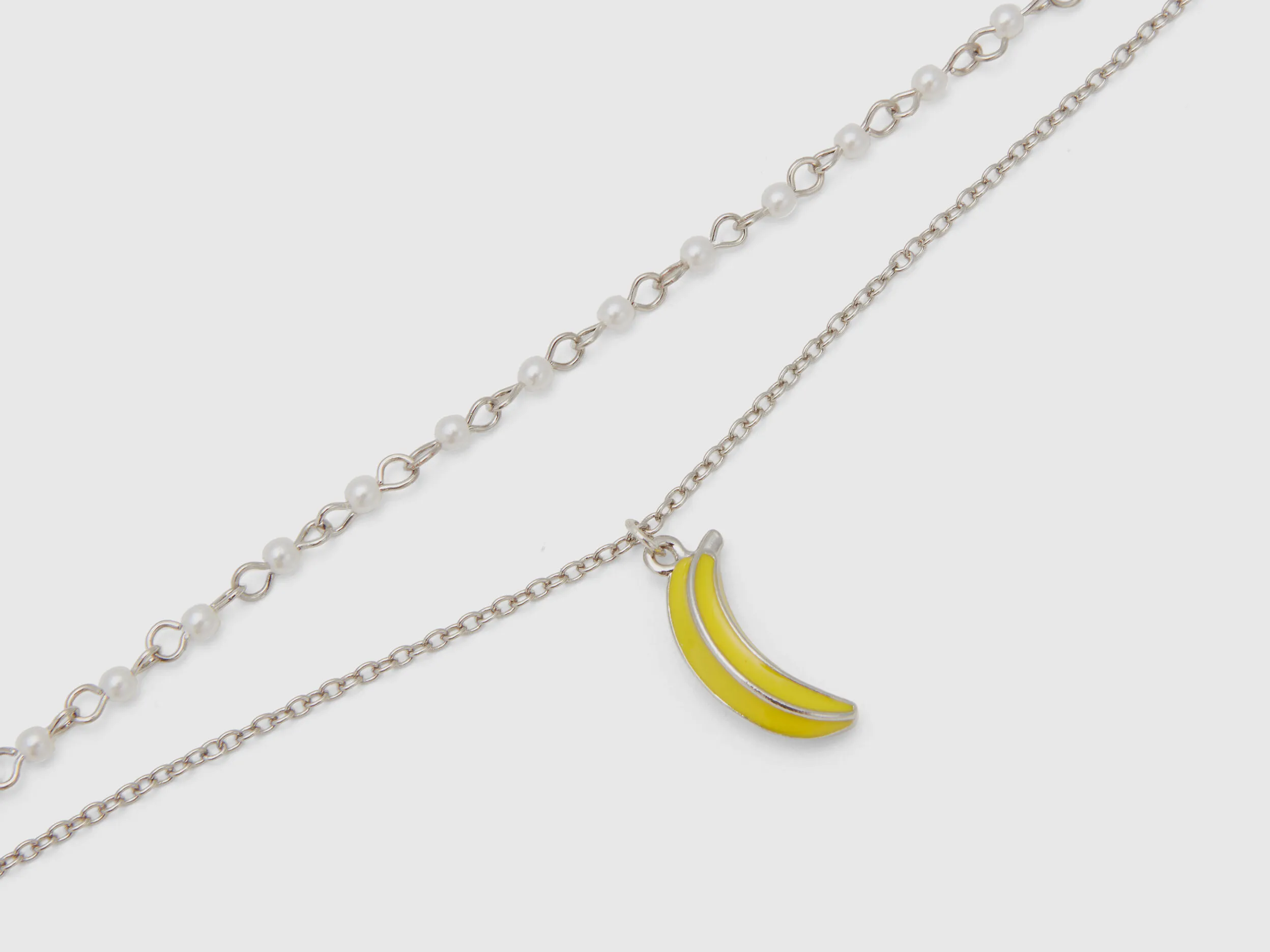 Collar de doble vuelta con colgante de plátano amarillo