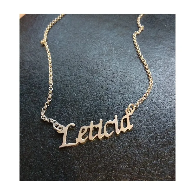 Collares con nombres con el tipo de letra que desee en plata de ley