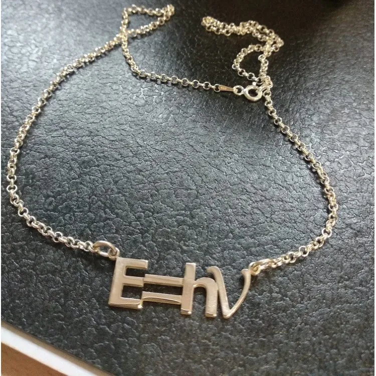 Collares con nombres con el tipo de letra que desee en plata de ley