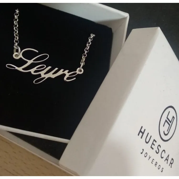 Collares con nombres con el tipo de letra que desee en plata de ley