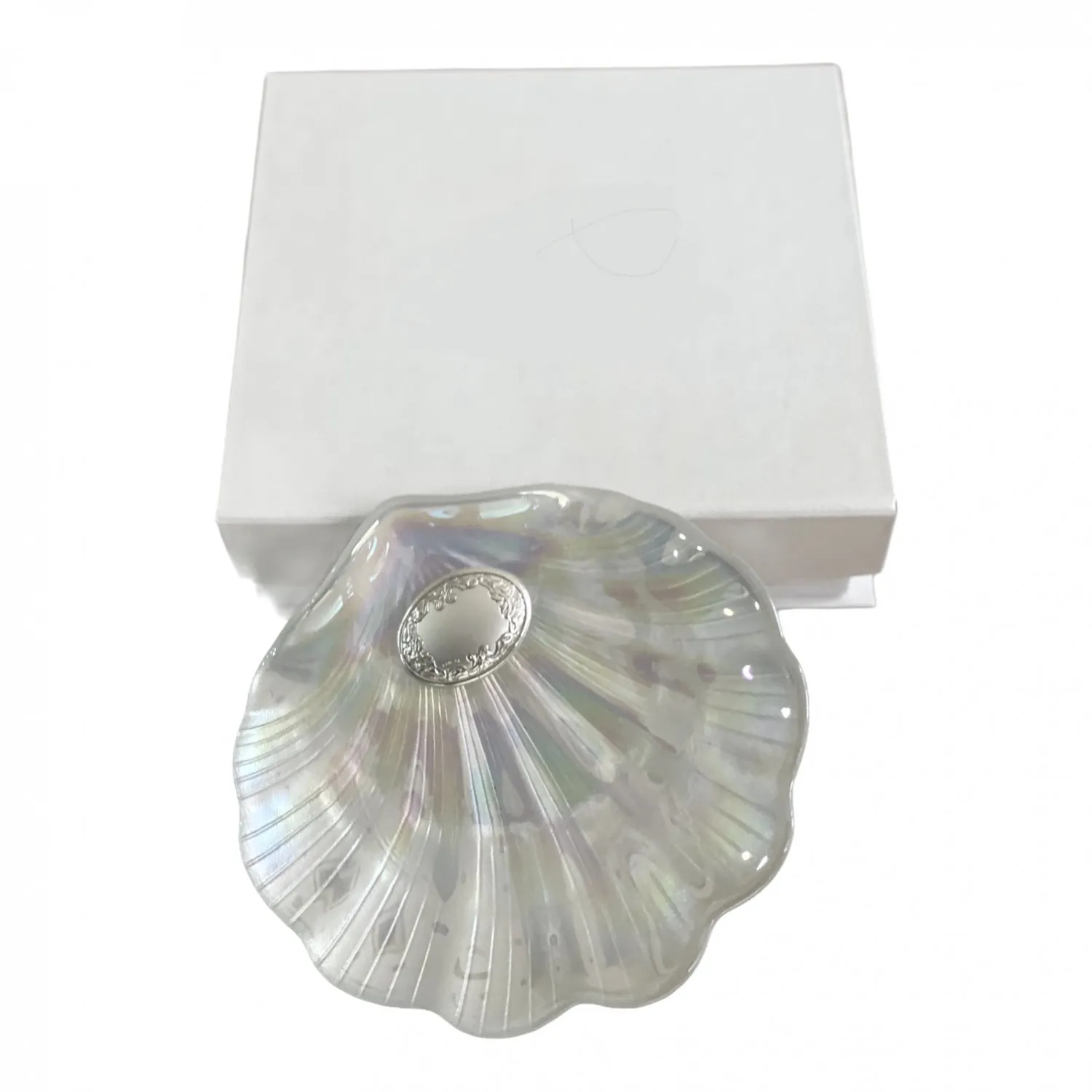 Concha de  Cristal nacarado con óvalo de plata.