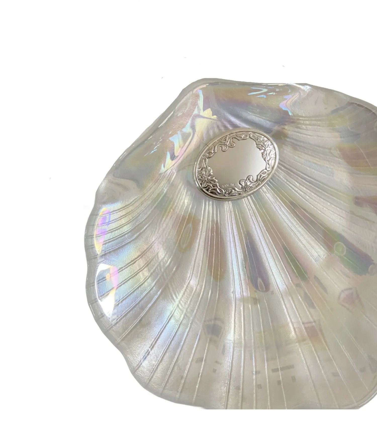 Concha de  Cristal nacarado con óvalo de plata.