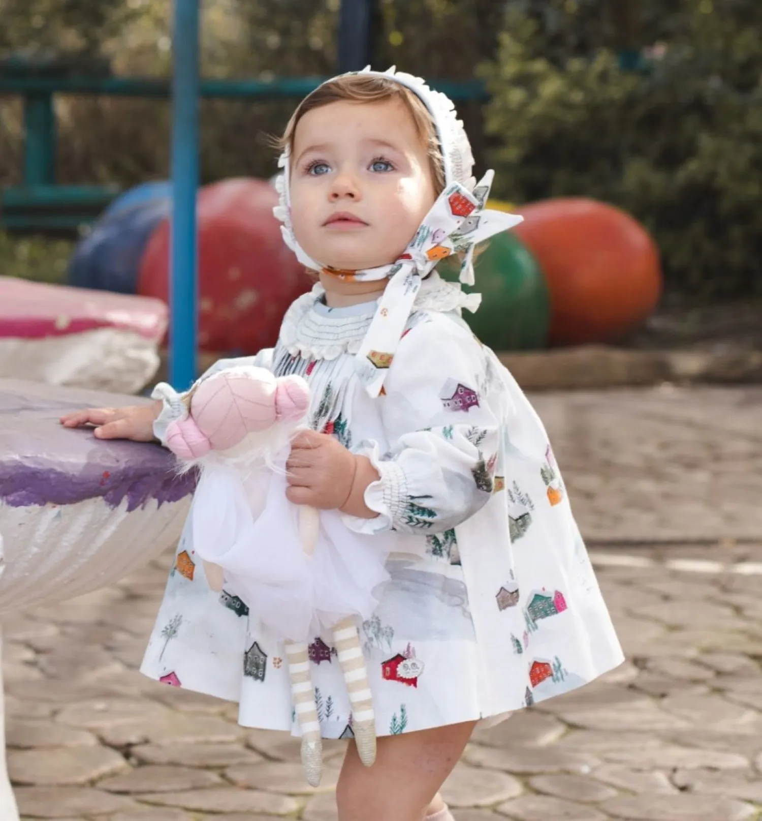 Conjunto para niña estampado casitas de José Varón