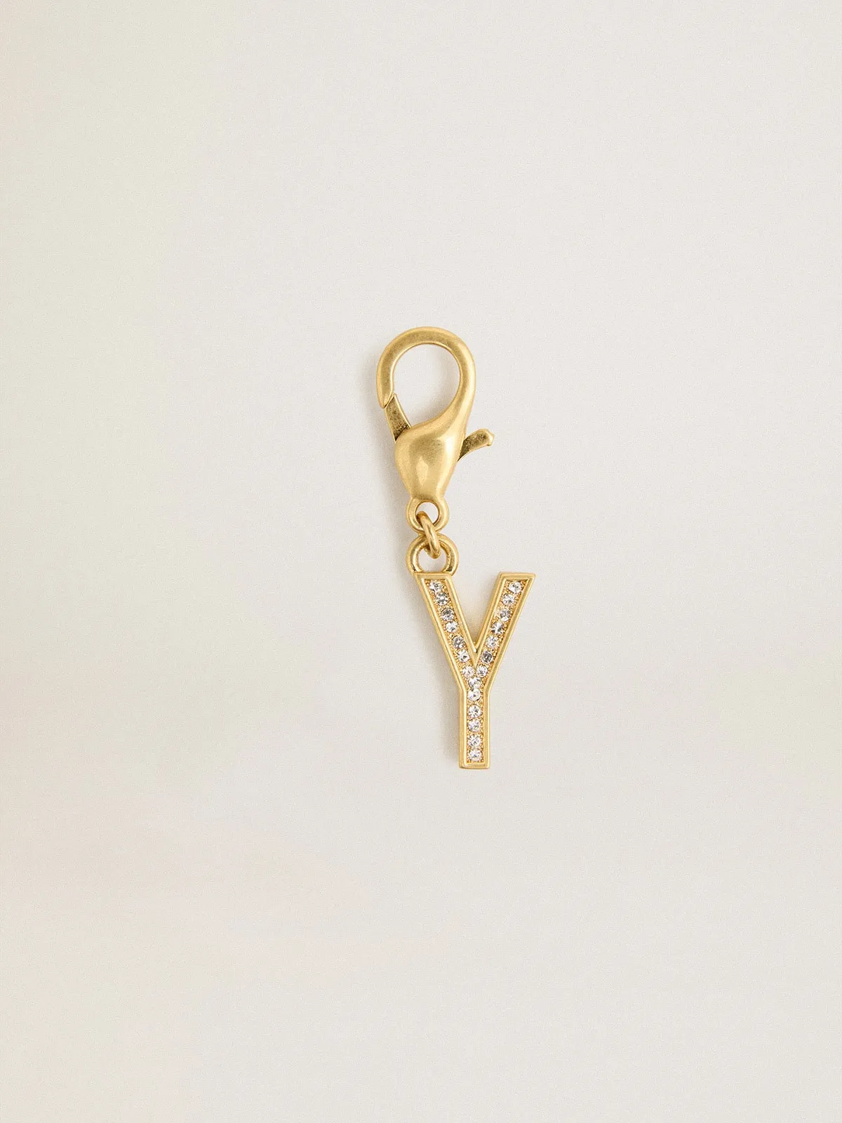 Dije de latón con forma de letra Y color dorado con cristales