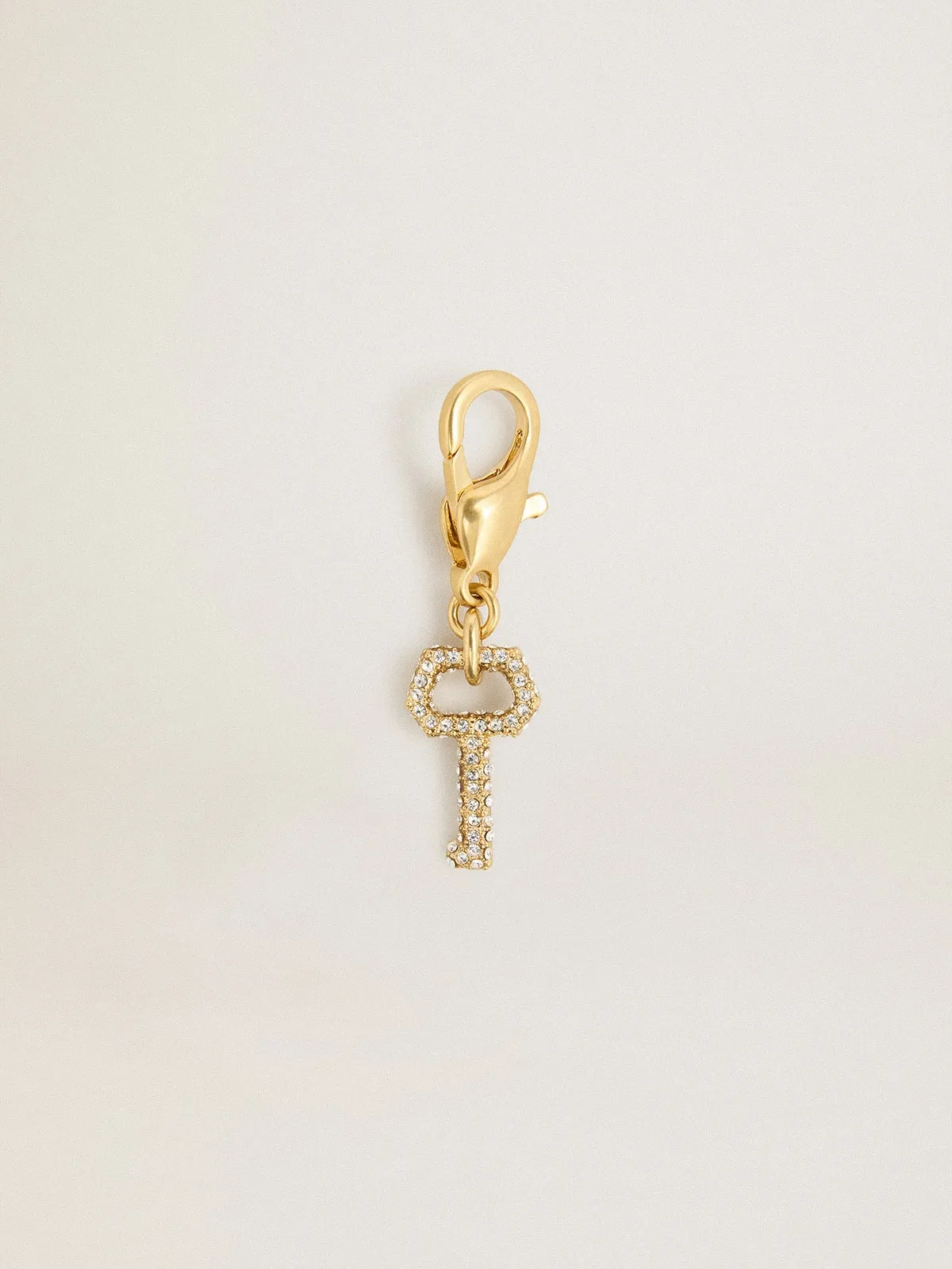 Dije de latón con forma de llave color dorado con cristales