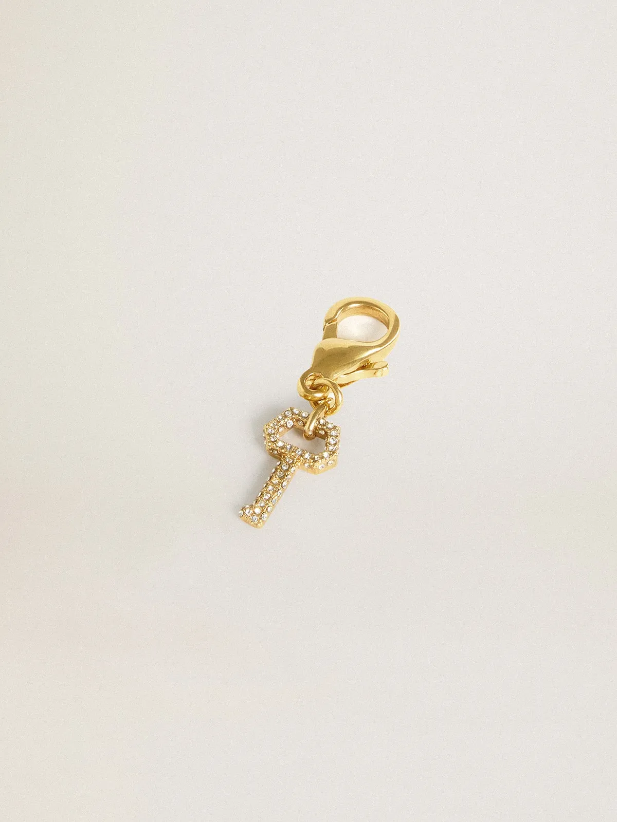 Dije de latón con forma de llave color dorado con cristales