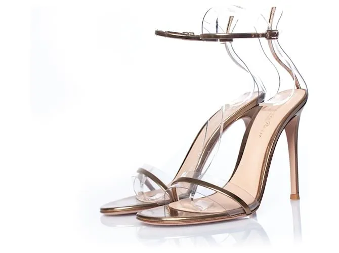 Gianvito Rossi, Sandalia metalizada Plexi en dorado 