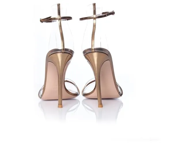 Gianvito Rossi, Sandalia metalizada Plexi en dorado 