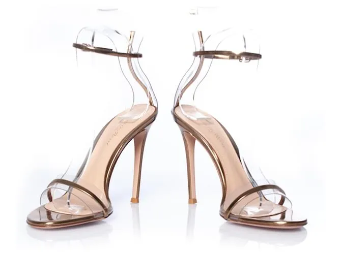 Gianvito Rossi, Sandalia metalizada Plexi en dorado 