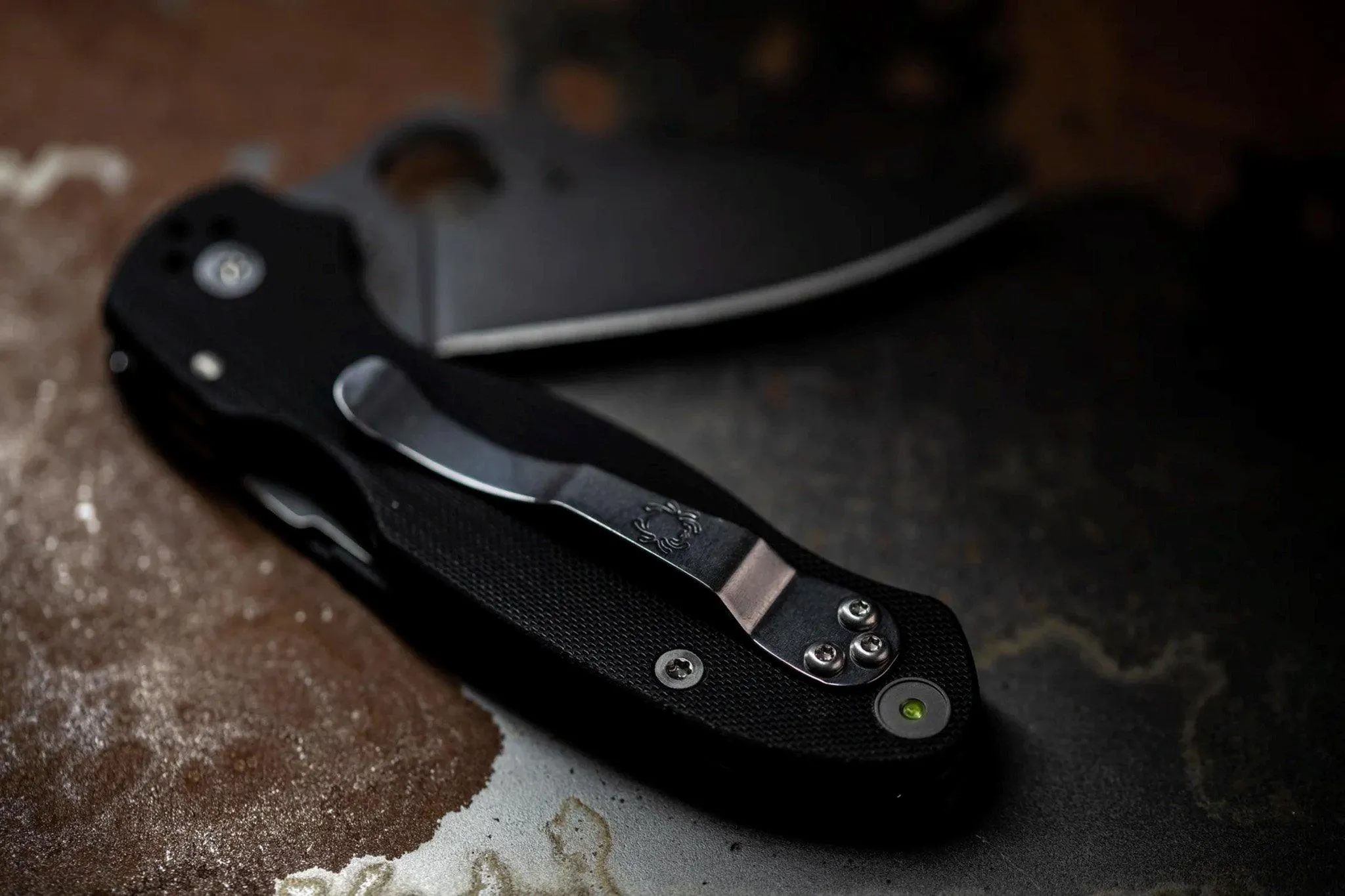 GLOW RHINO SPYDERCO SPDRLHPSPYSAT LANYARD HOLE TRITIUM PLUG SATIN