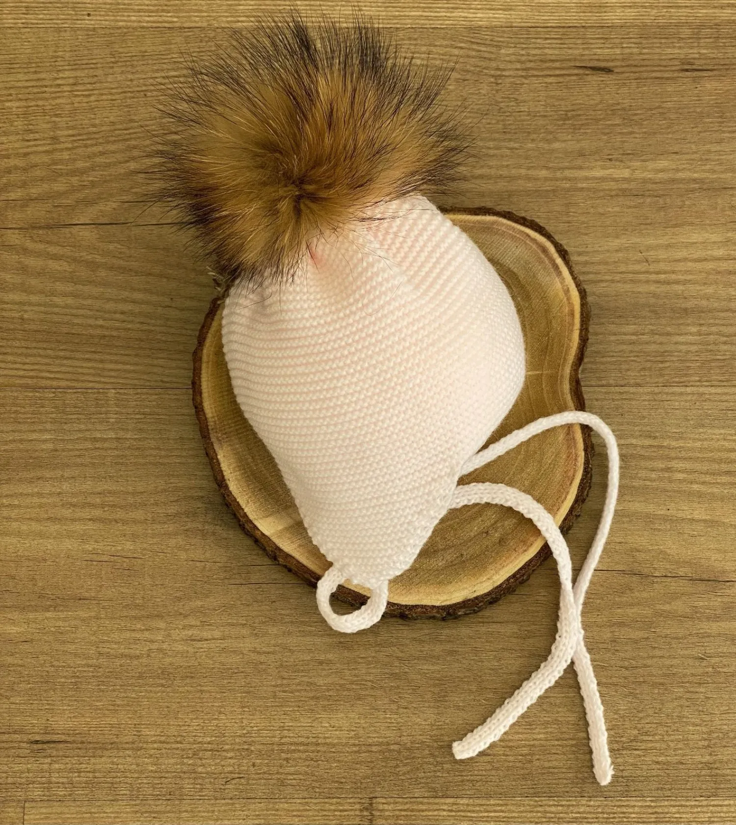 Gorrito aviador con pompón de pelo
