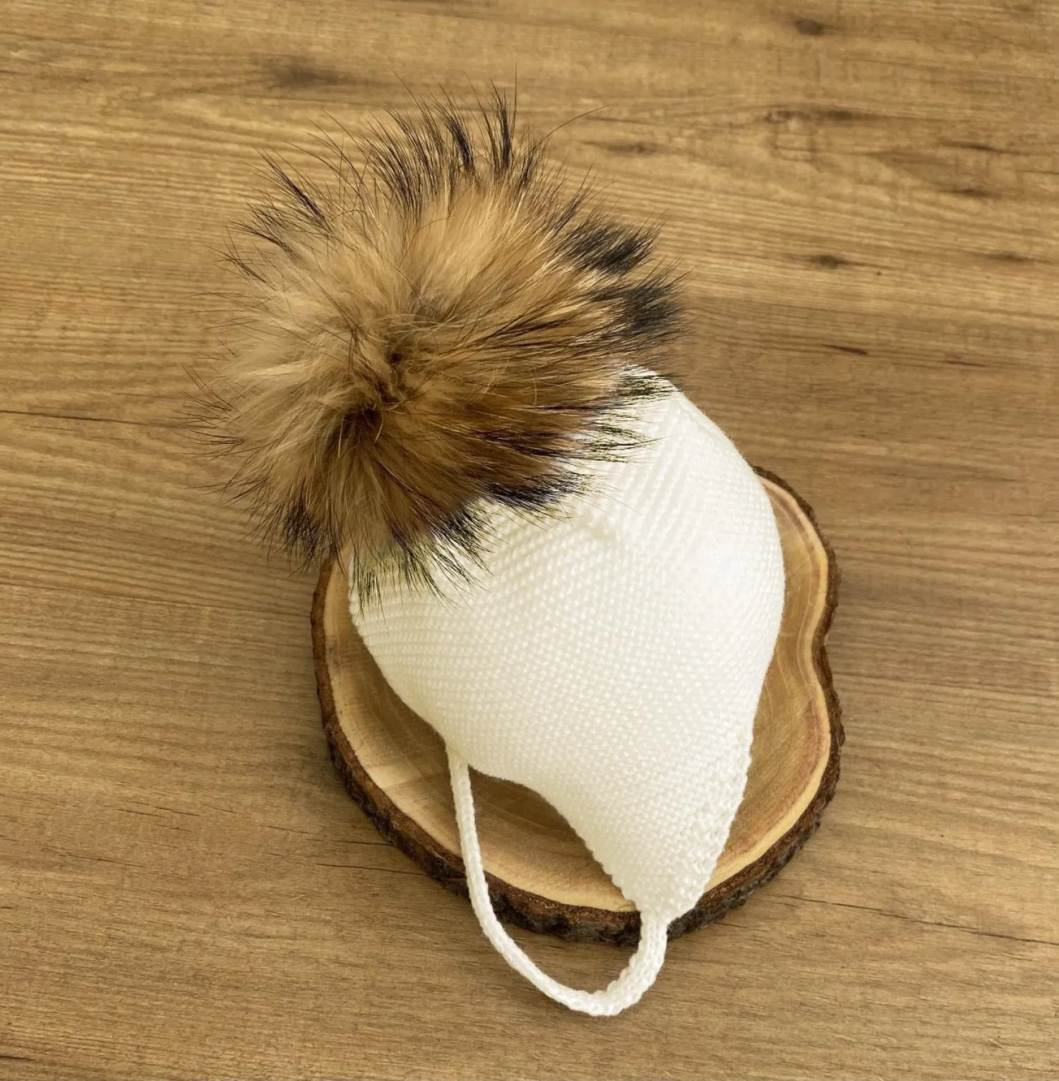 Gorrito aviador con pompón de pelo