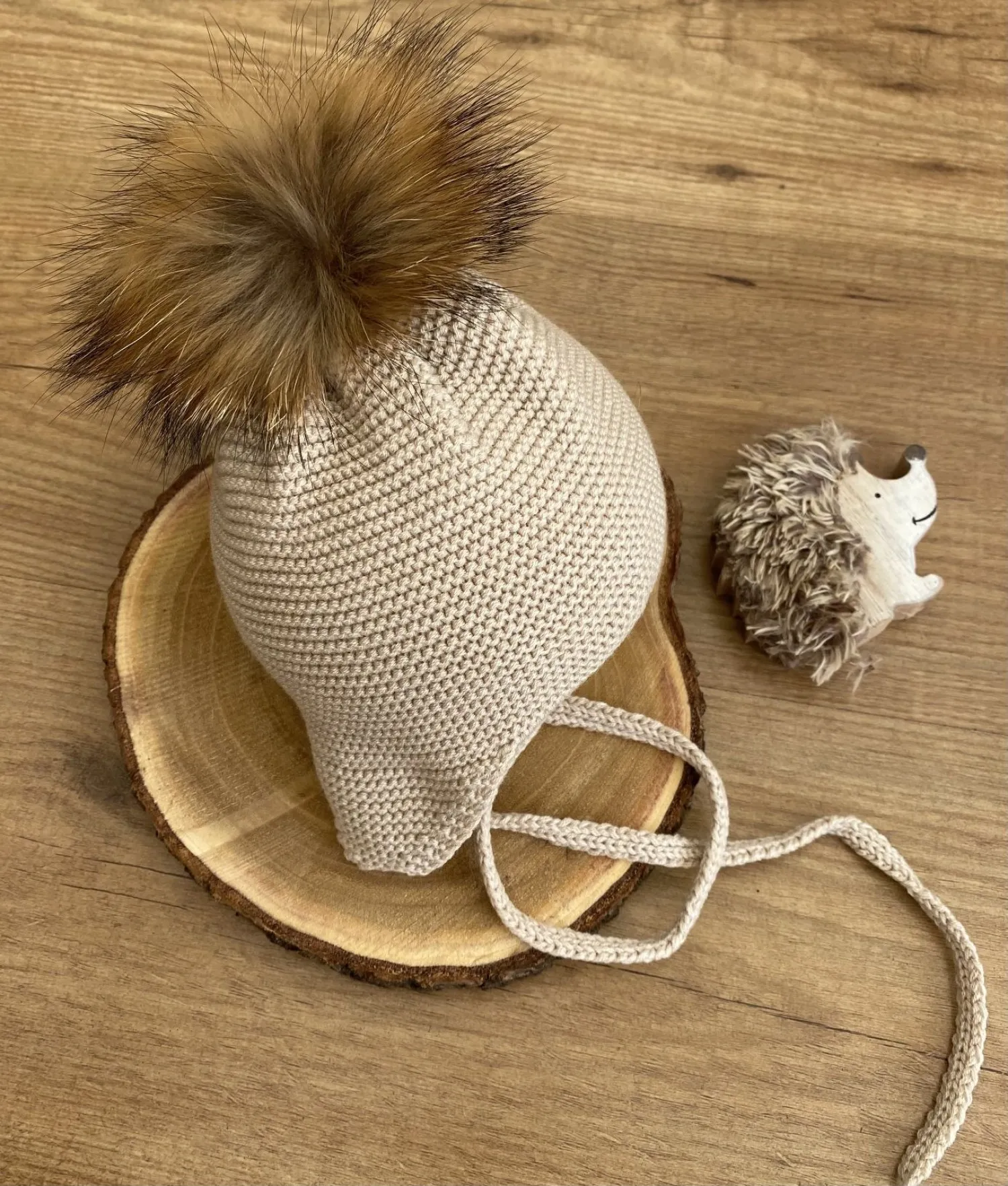 Gorrito aviador con pompón de pelo