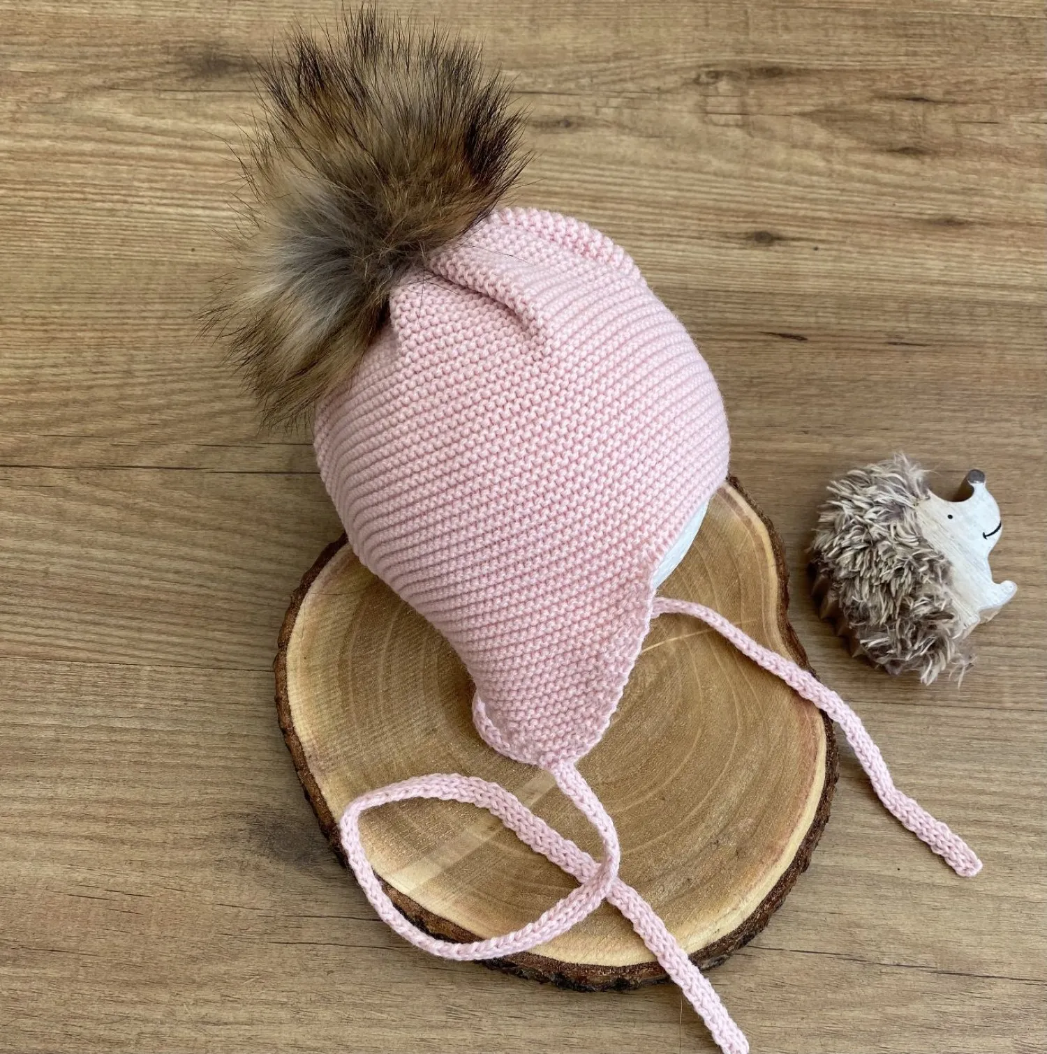 Gorrito aviador con pompón de pelo