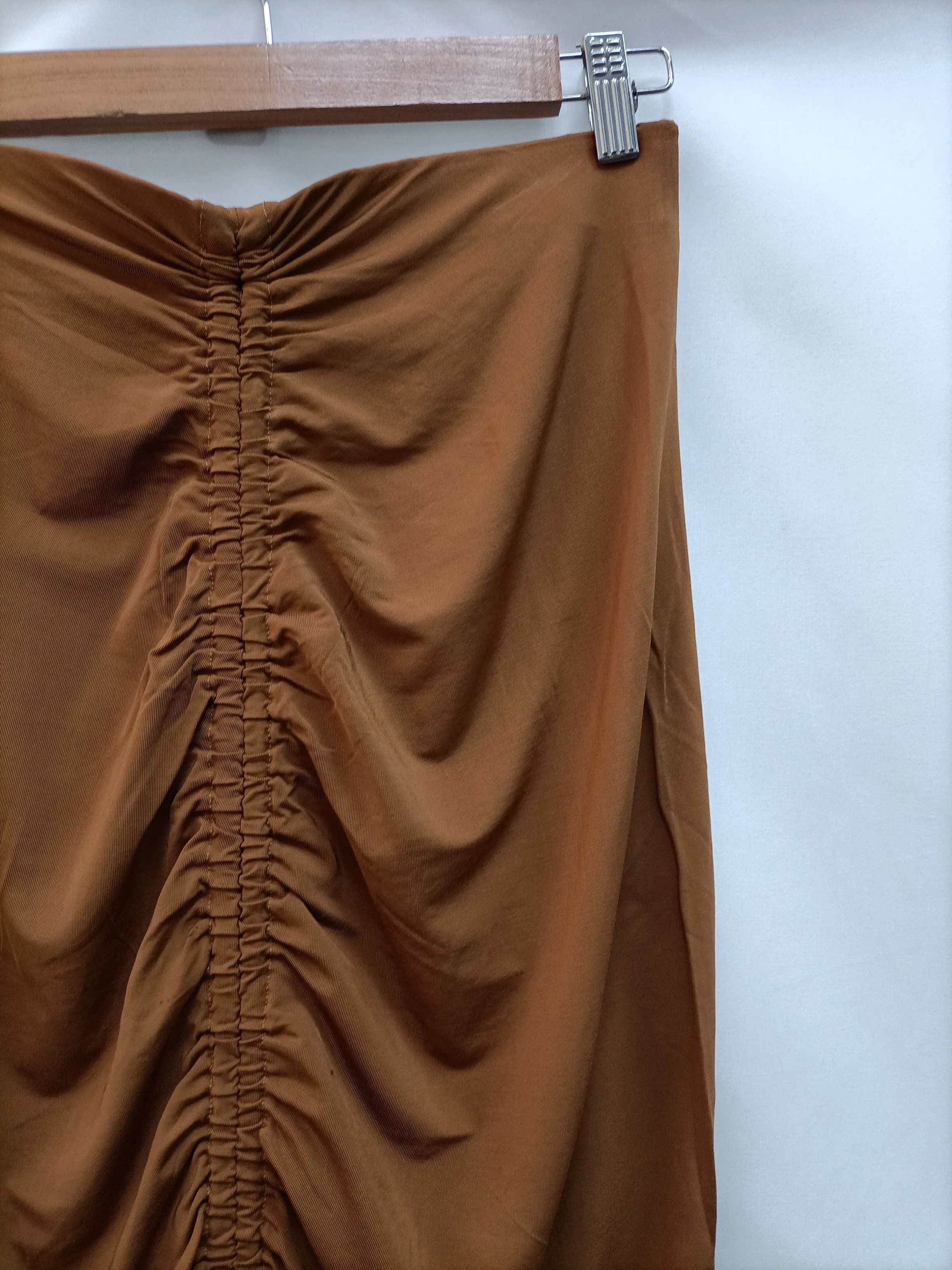H&M. Falda camel T.s