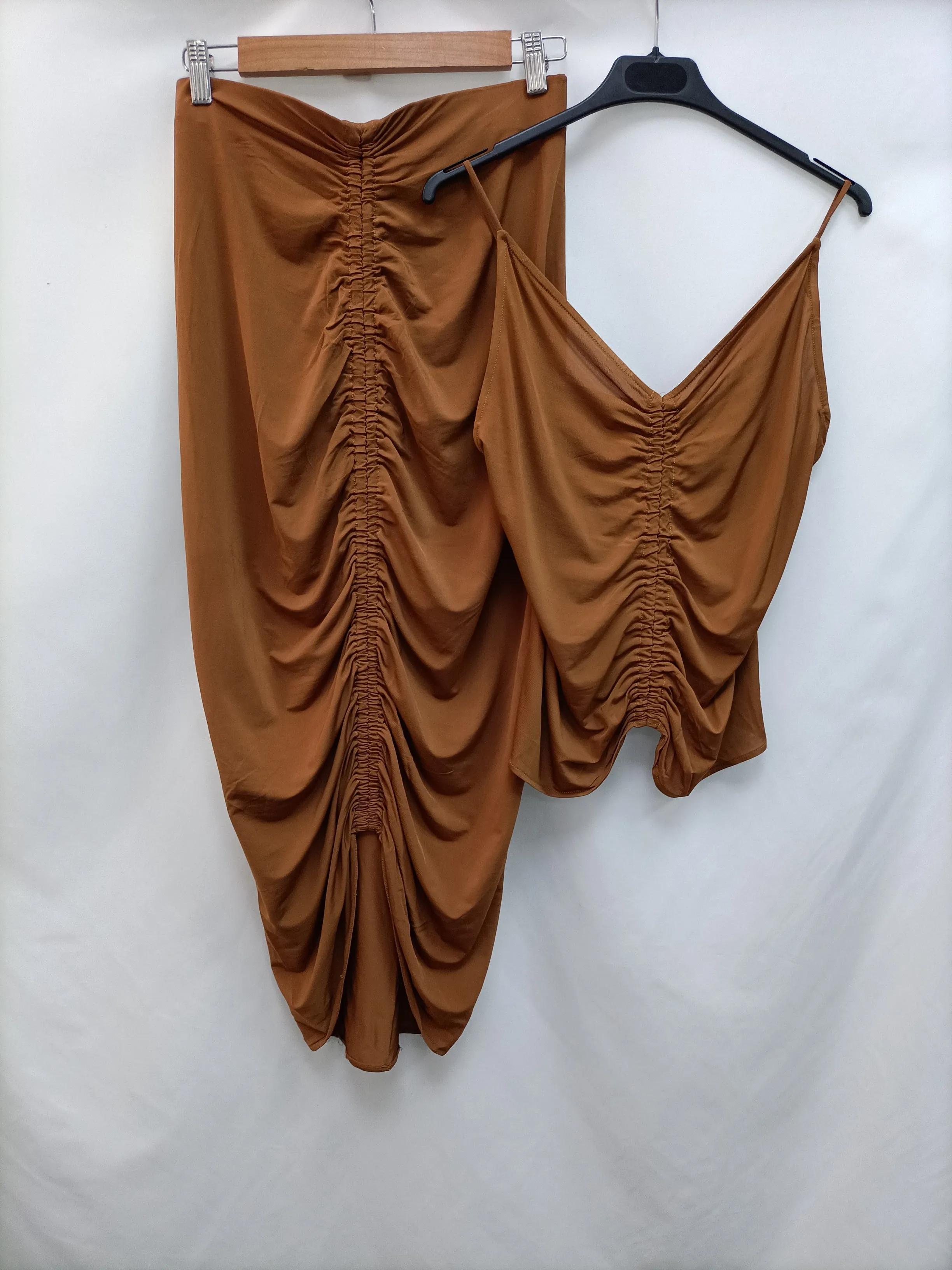 H&M. Falda camel T.s