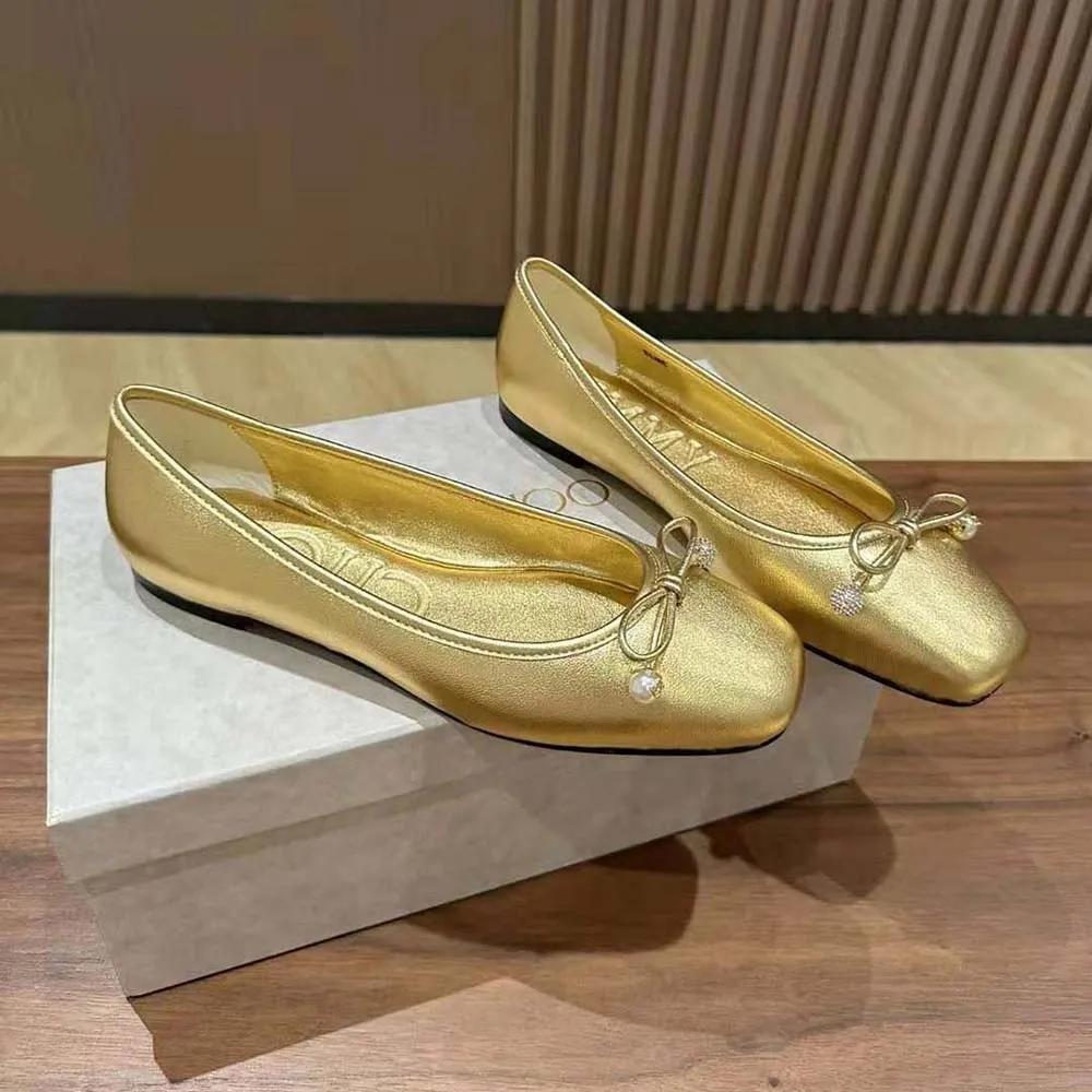 Jimmy Choo Zapatos planos Elme Flat de piel de napa metalizada dorada con adornos de perlas para mujer