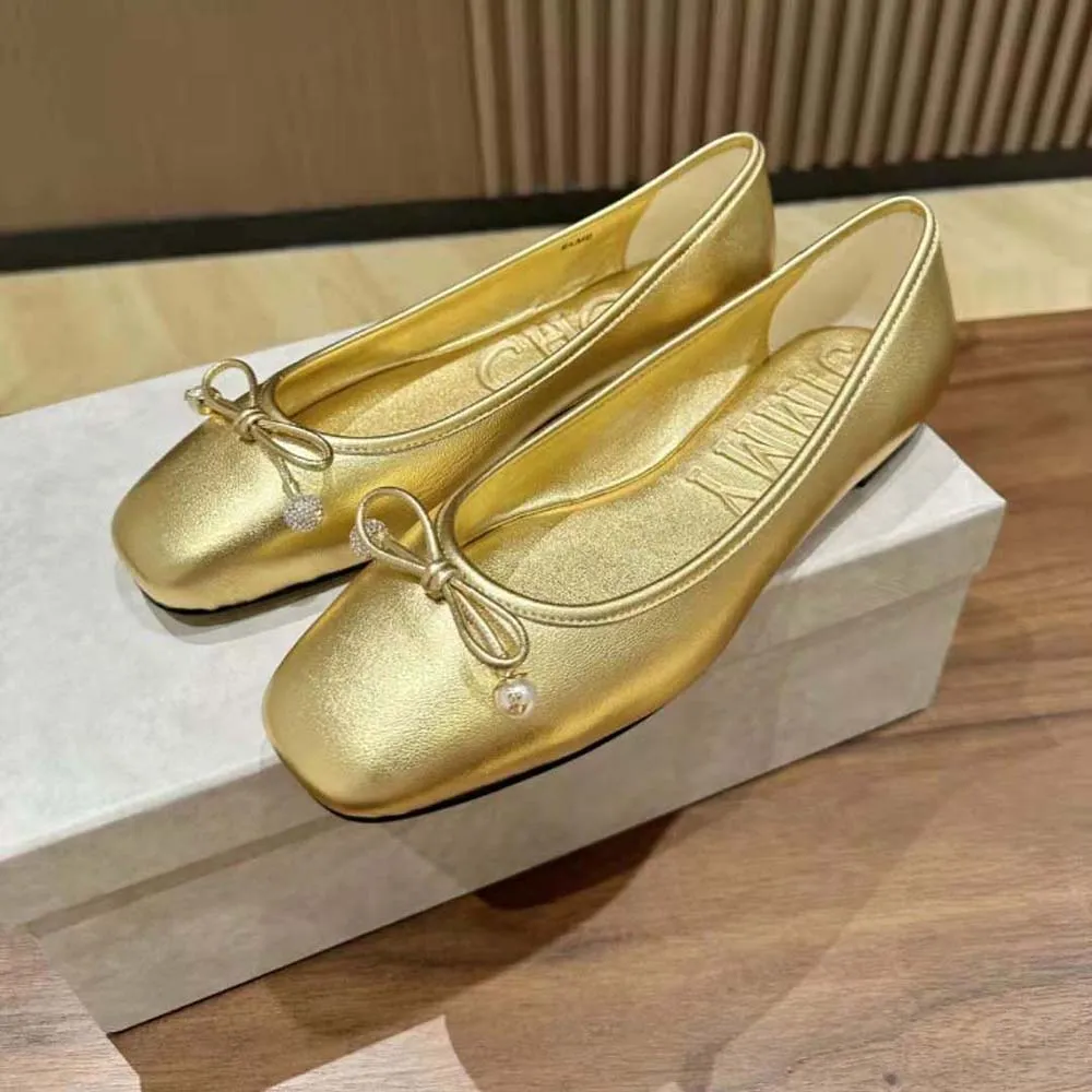 Jimmy Choo Zapatos planos Elme Flat de piel de napa metalizada dorada con adornos de perlas para mujer