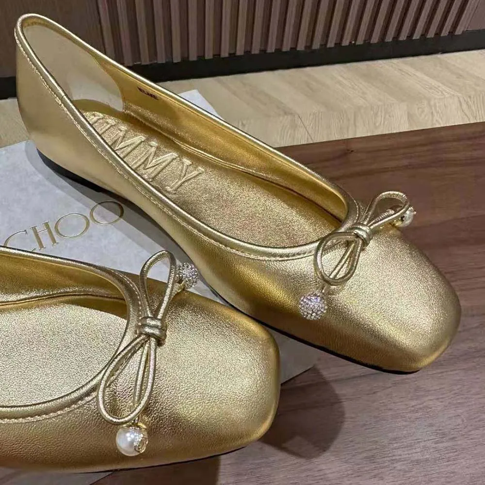 Jimmy Choo Zapatos planos Elme Flat de piel de napa metalizada dorada con adornos de perlas para mujer