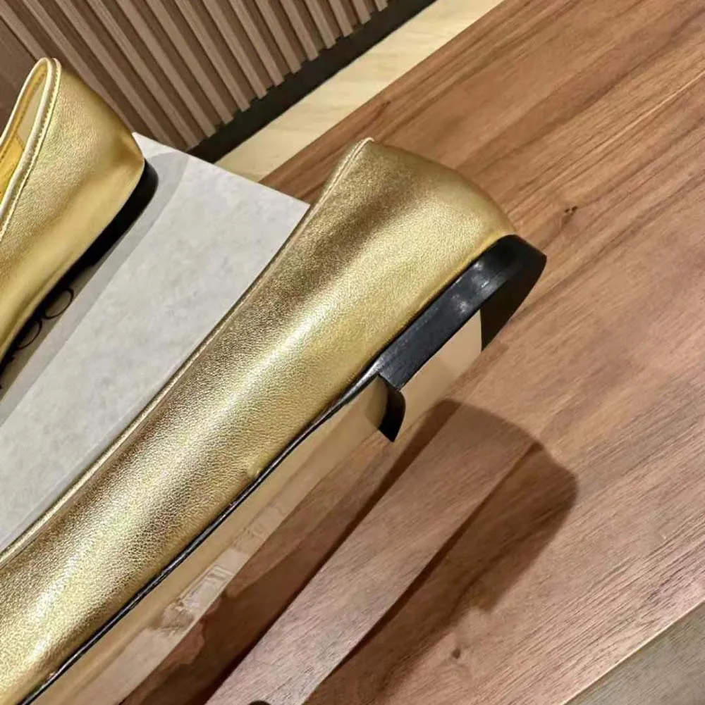 Jimmy Choo Zapatos planos Elme Flat de piel de napa metalizada dorada con adornos de perlas para mujer