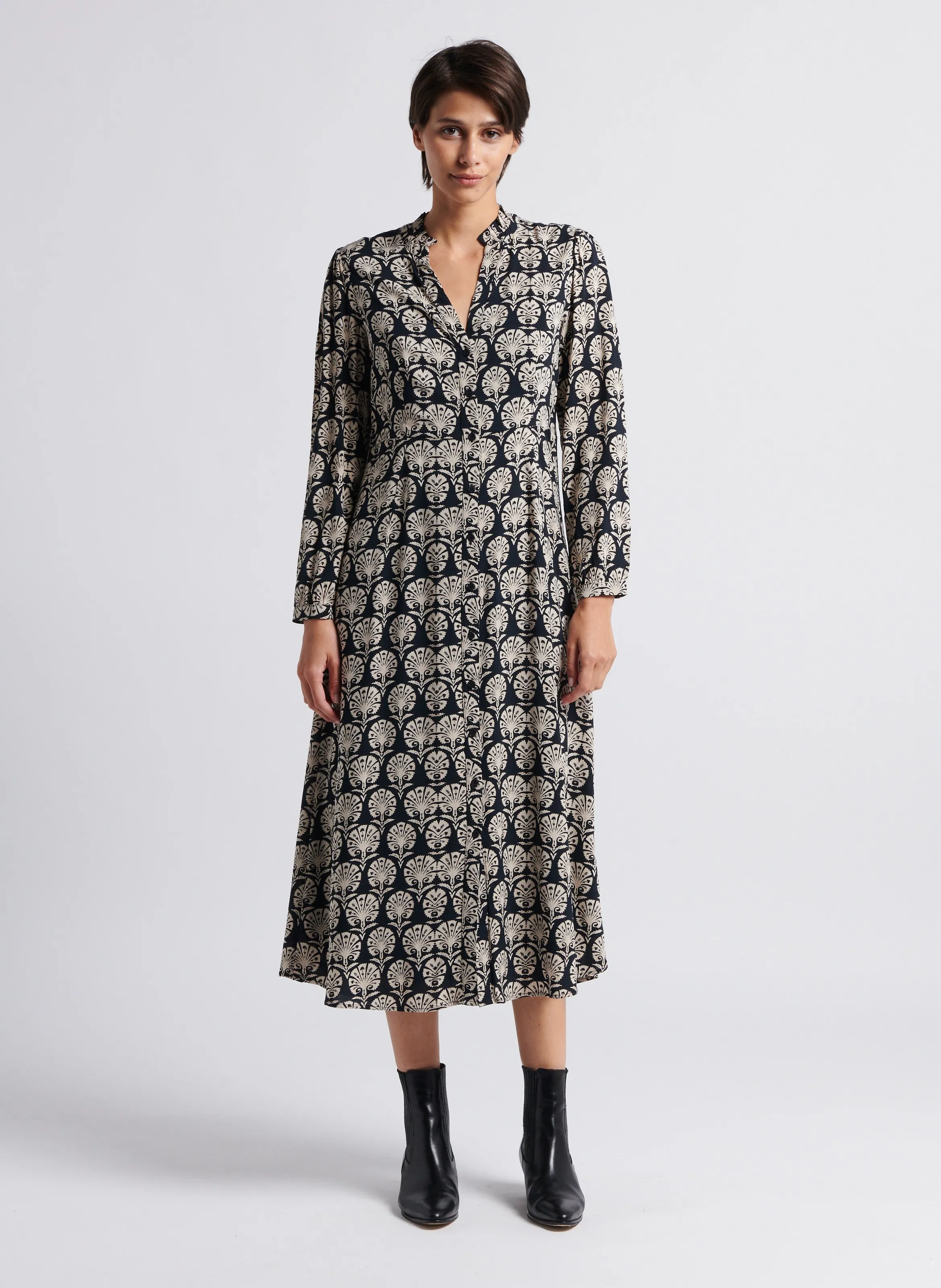 MAISON 123 ARIELLE  VESTIDO MIDI CON CUELLO TUNECINO ESTAMPADO EN NEGRO