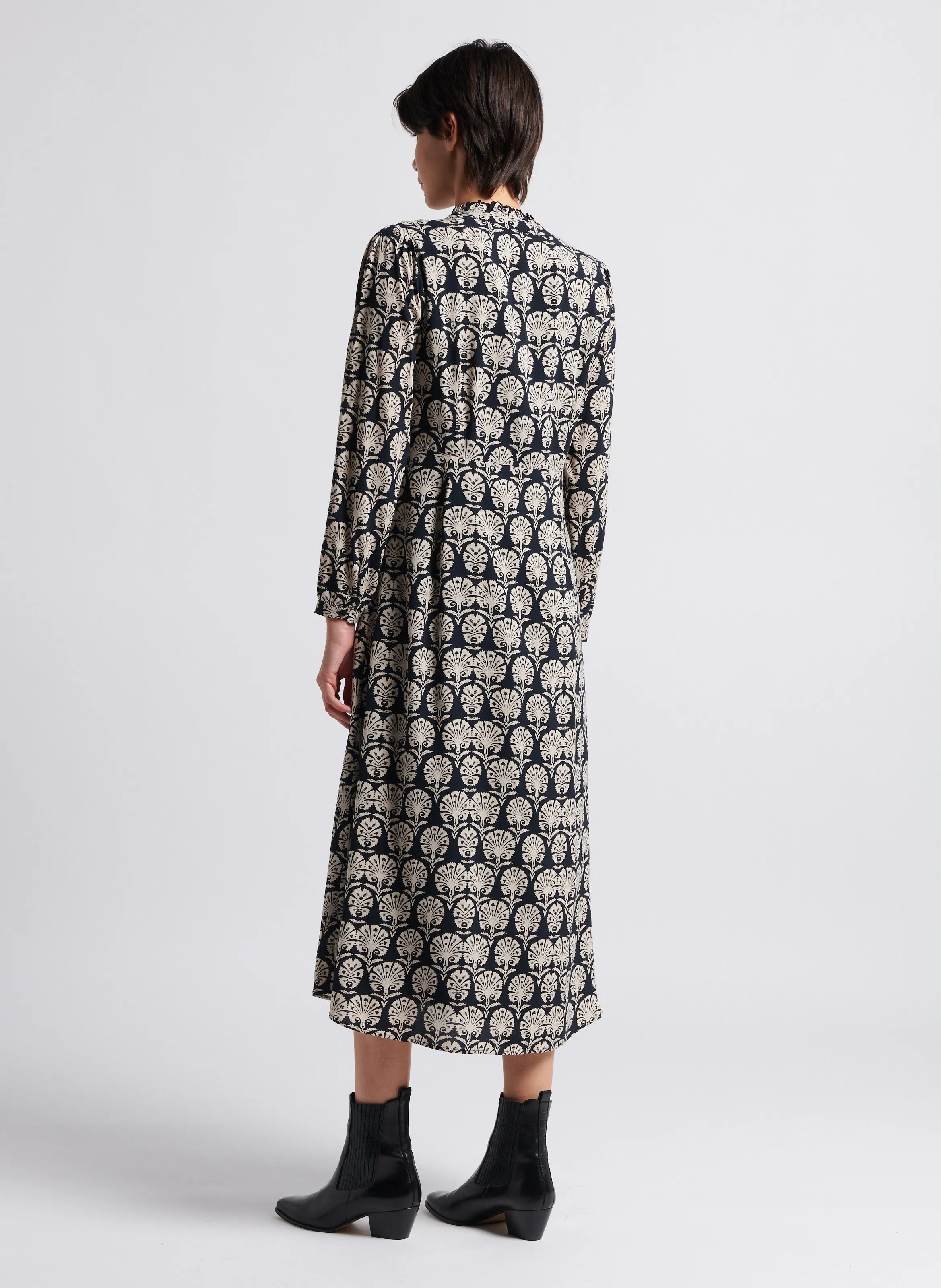 MAISON 123 ARIELLE  VESTIDO MIDI CON CUELLO TUNECINO ESTAMPADO EN NEGRO