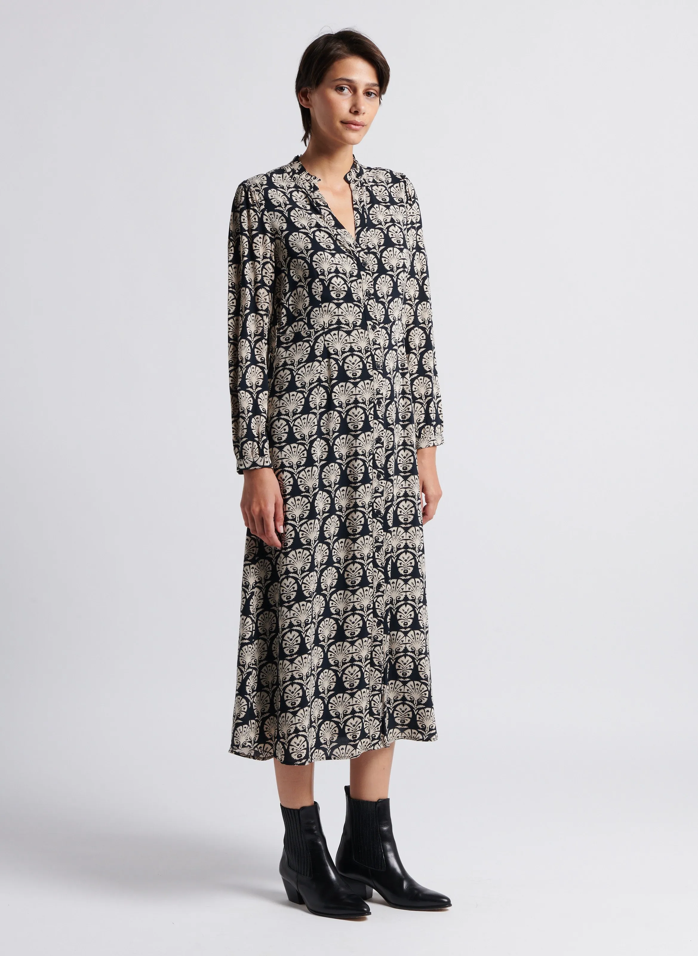 MAISON 123 ARIELLE  VESTIDO MIDI CON CUELLO TUNECINO ESTAMPADO EN NEGRO