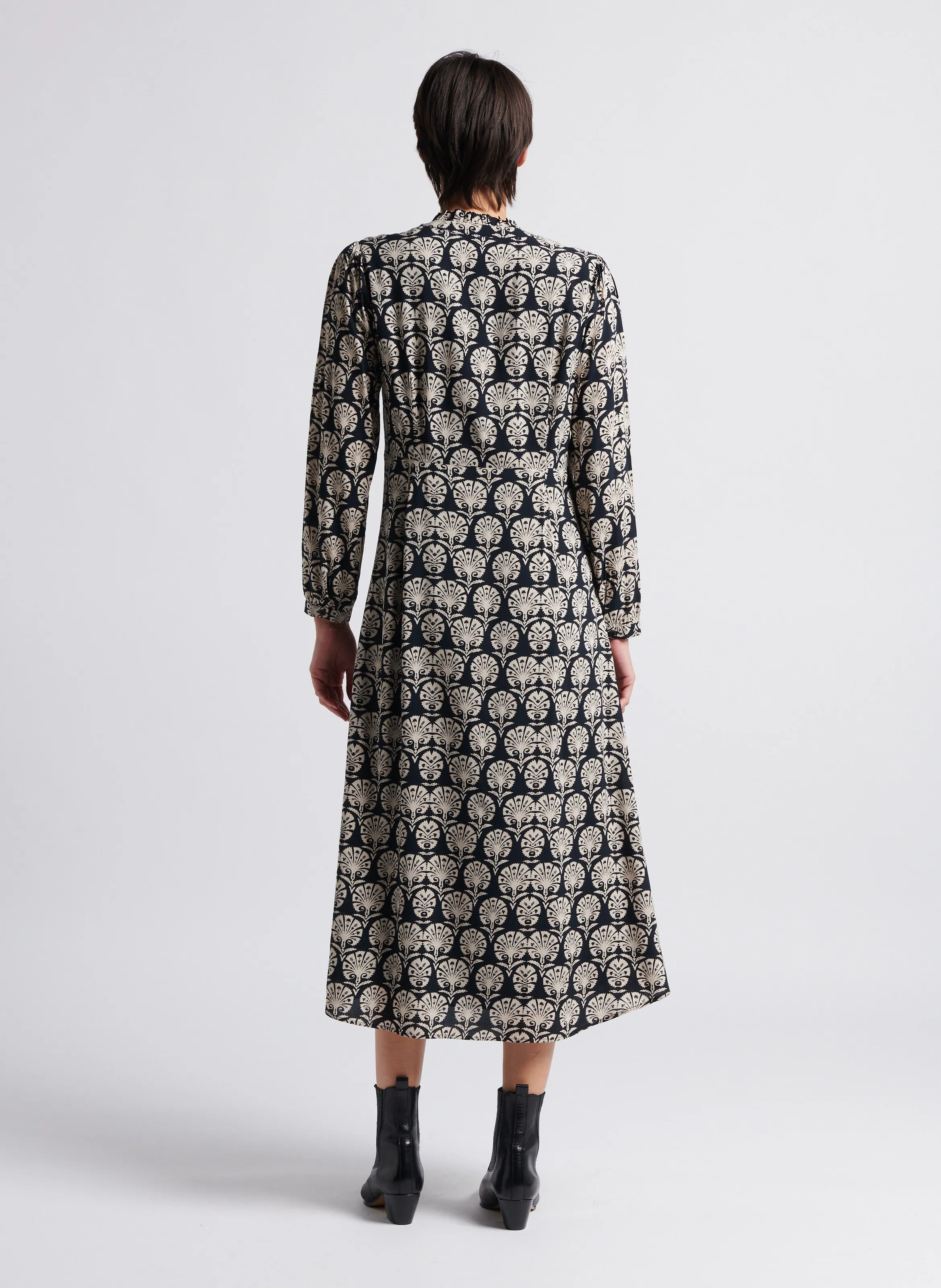 MAISON 123 ARIELLE  VESTIDO MIDI CON CUELLO TUNECINO ESTAMPADO EN NEGRO