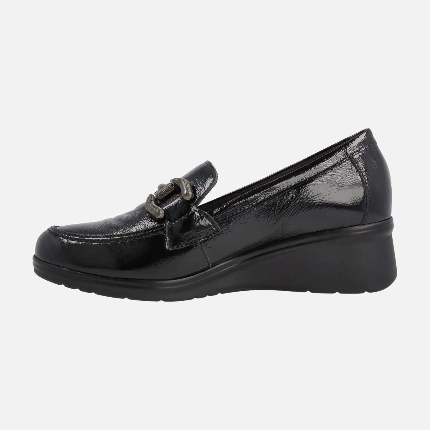 Mocasines negros de charol con adorno metálico y cuña media