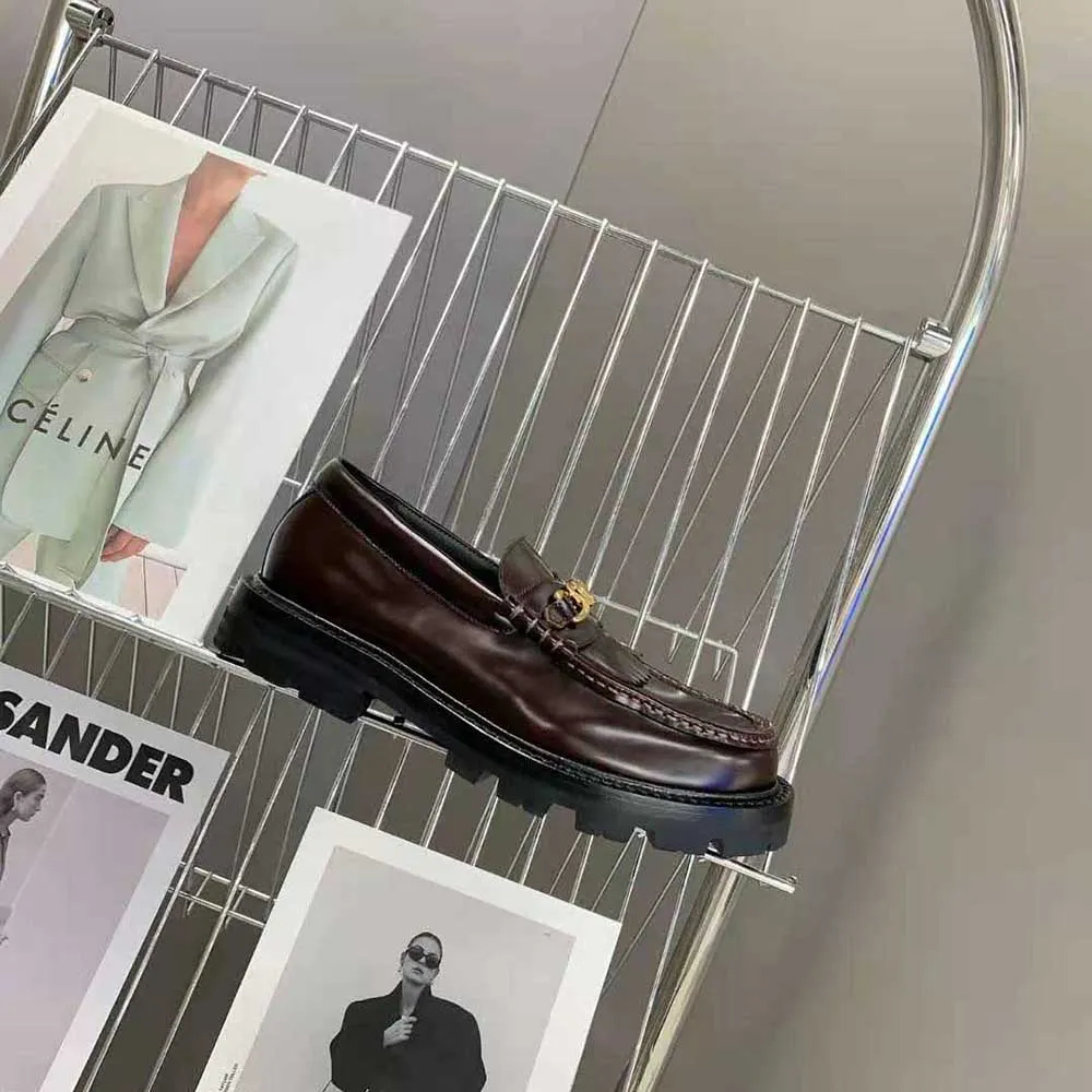 Mocasín Celine Margaret para mujer con cadena Triomphe en granate pulido
