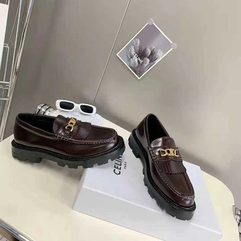 Mocasín Celine Margaret para mujer con cadena Triomphe en granate pulido