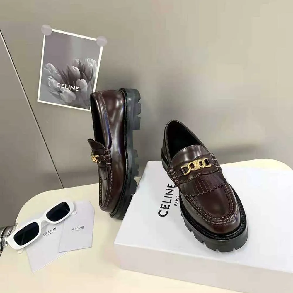 Mocasín Celine Margaret para mujer con cadena Triomphe en granate pulido