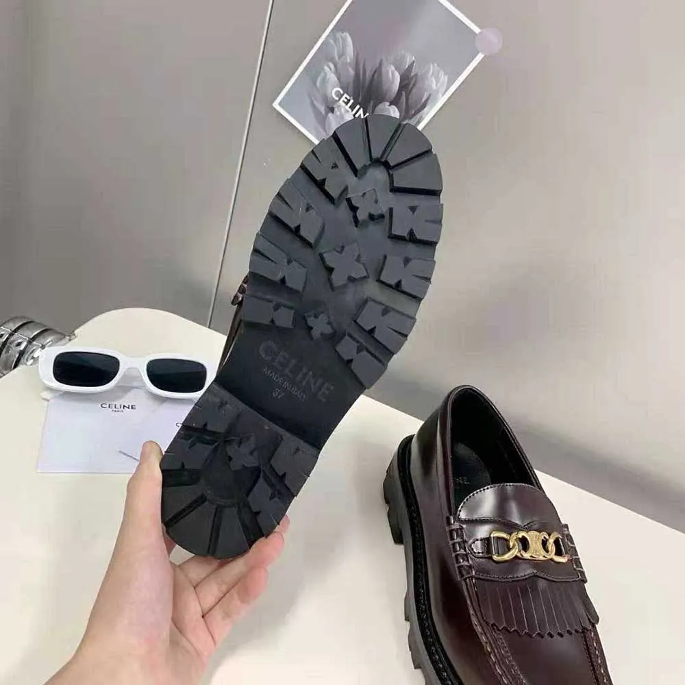 Mocasín Celine Margaret para mujer con cadena Triomphe en granate pulido