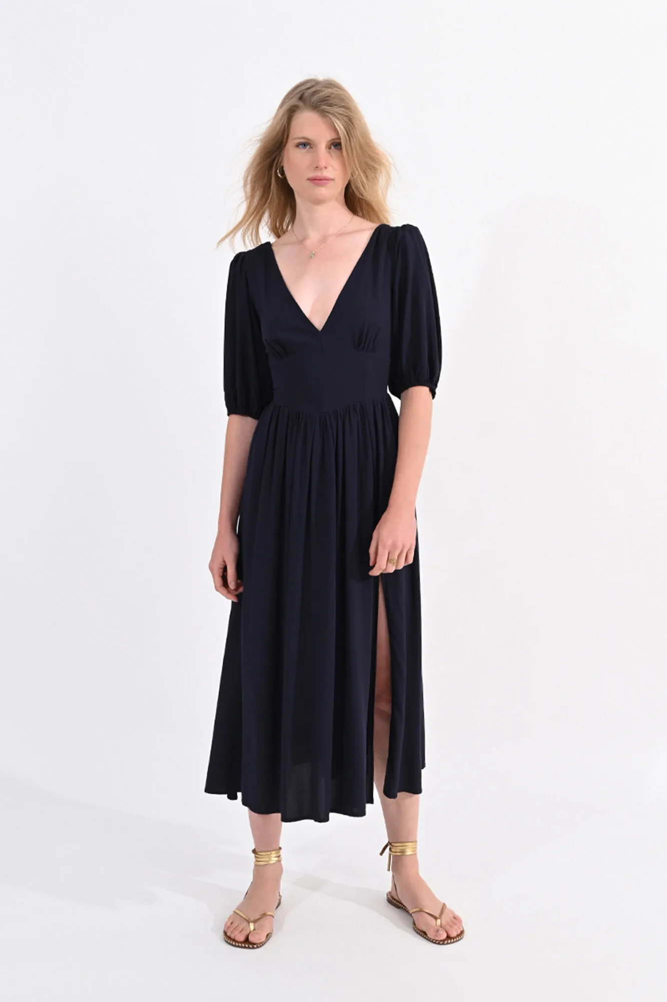 Molly Bracken Vestido largo de manga corta con pliegues