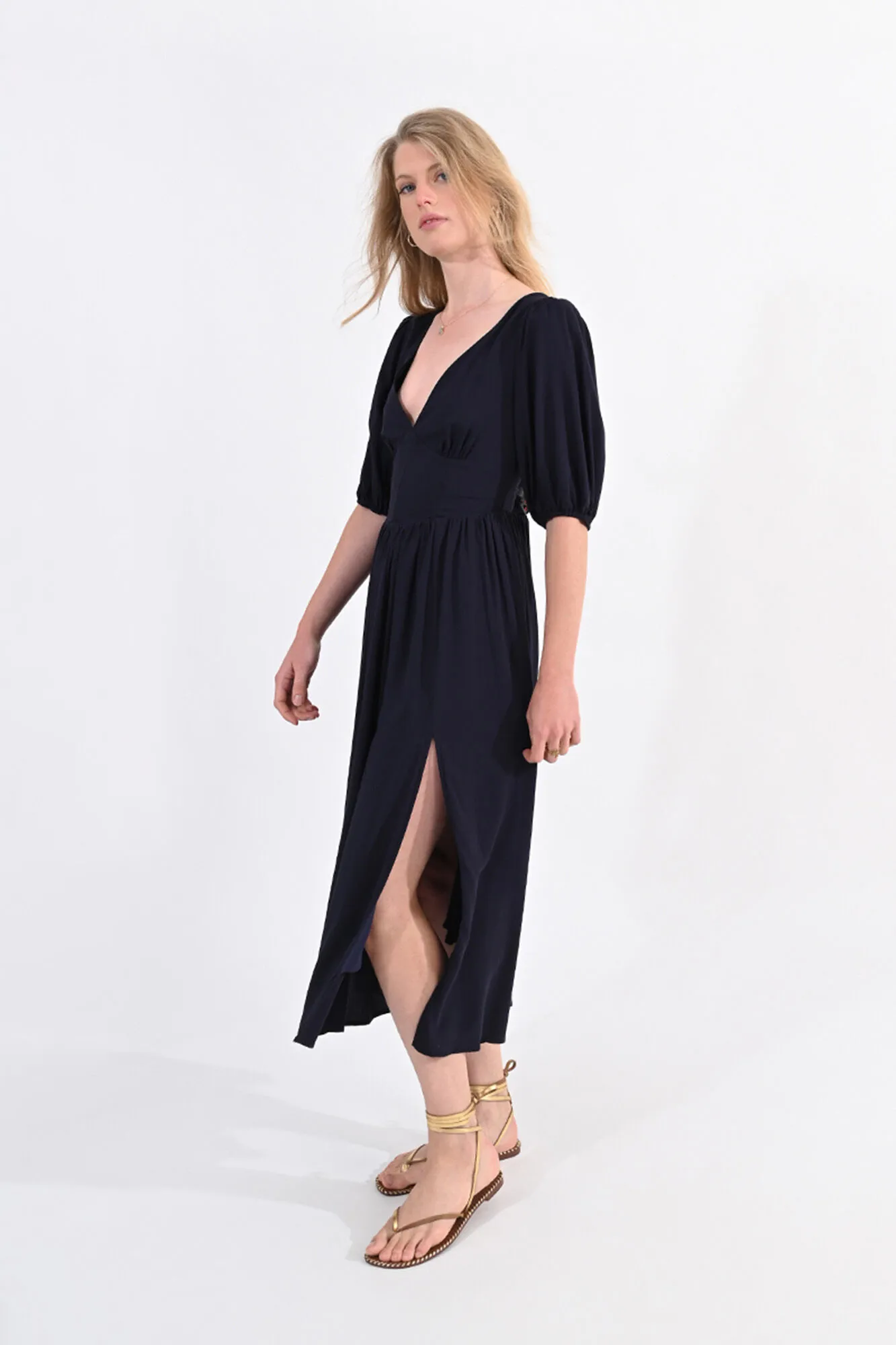 Molly Bracken Vestido largo de manga corta con pliegues