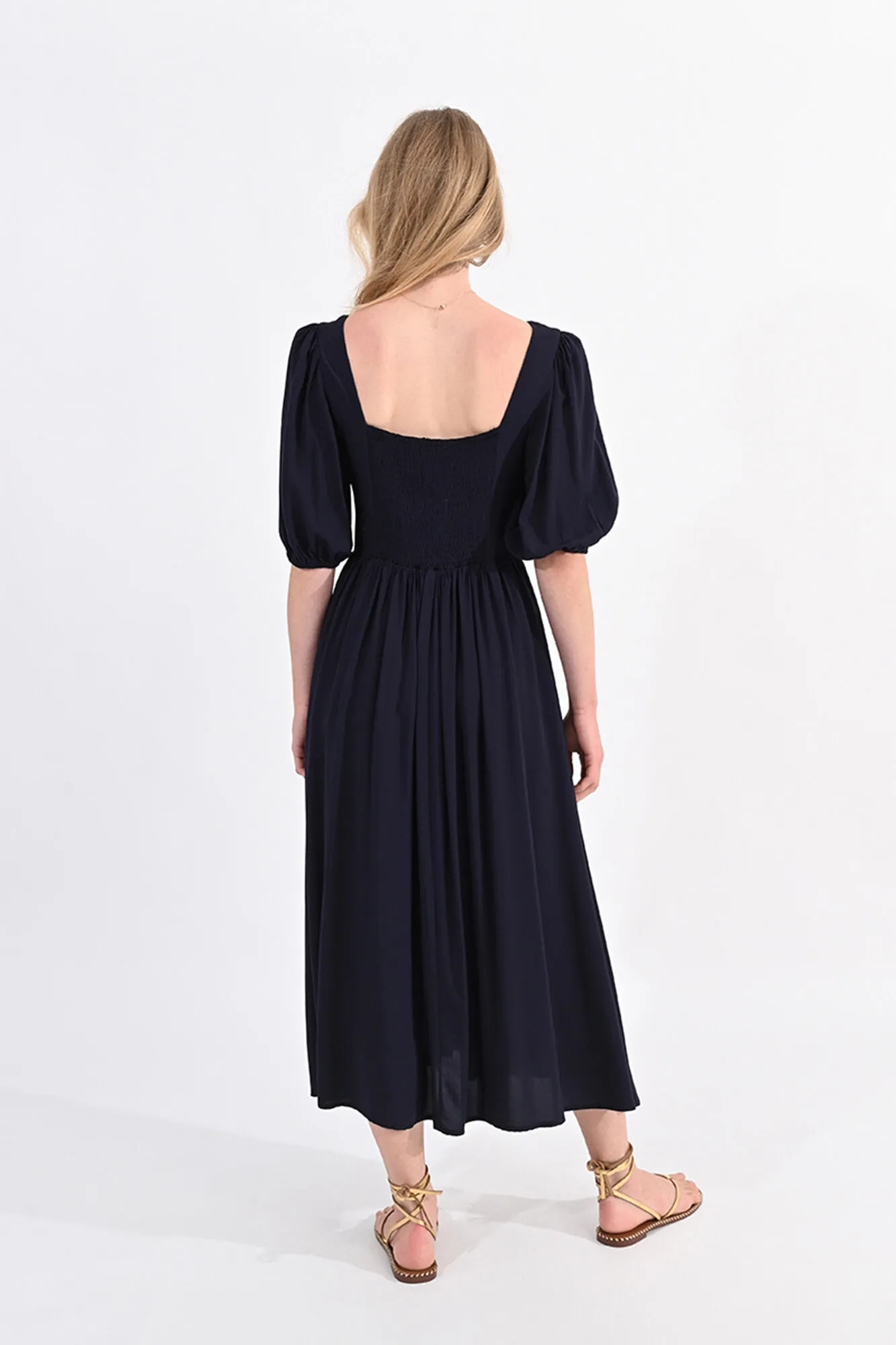 Molly Bracken Vestido largo de manga corta con pliegues