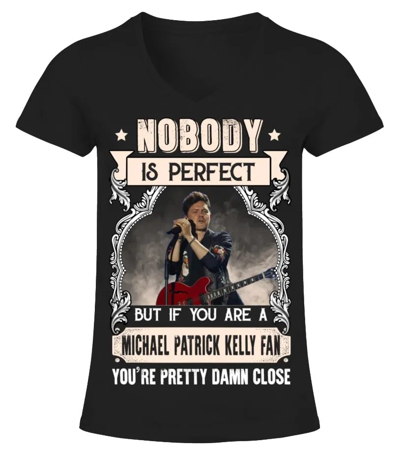 NOBODY IS PERFECT BUT IF YOU ARE A MICHAEL PATRICK KELLY FAN YOU'RE PRETTY DAMN CLOSE Camiseta cuello pico Mujer