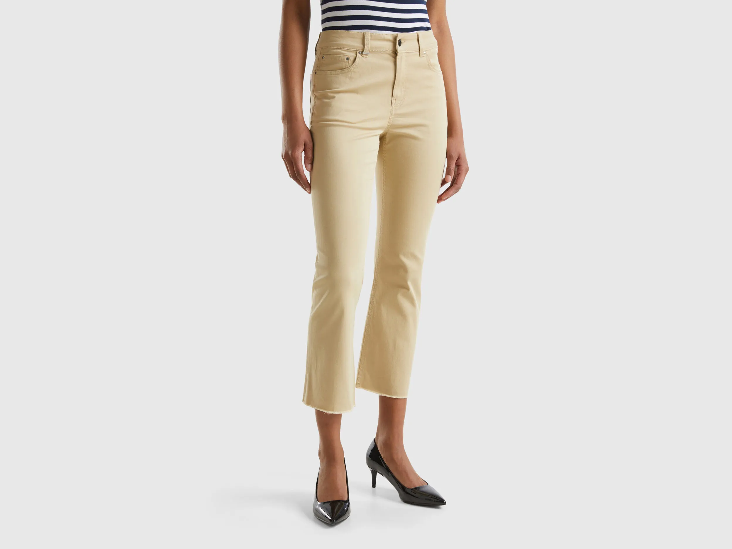 Pantalón cropped con cinco bolsillos