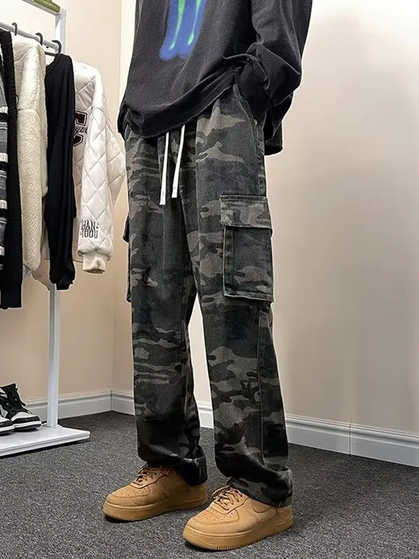 Pantalones cargo con cordón y estampado de camuflaje para hombre