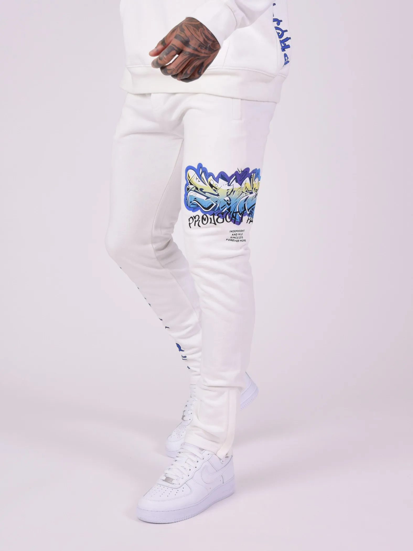 Pantalón de chándal con estampado de arte callejero