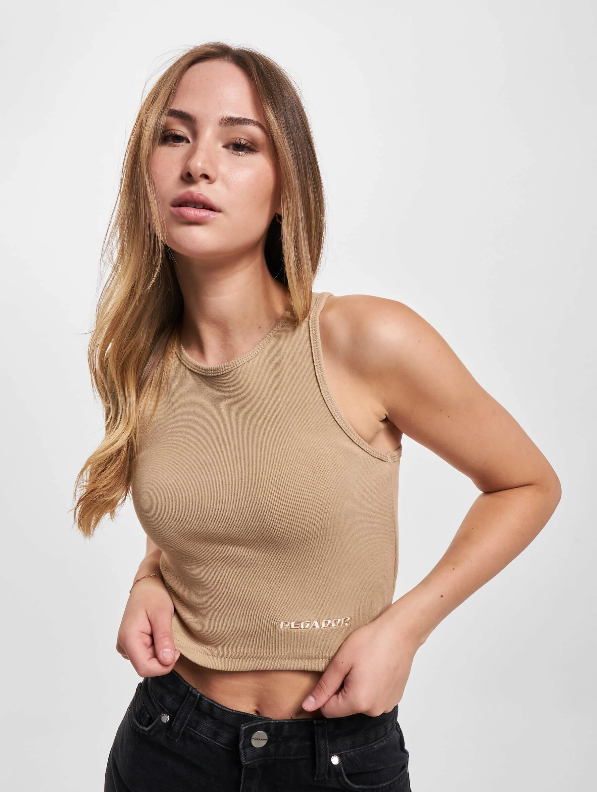 PEGADOR Ayla