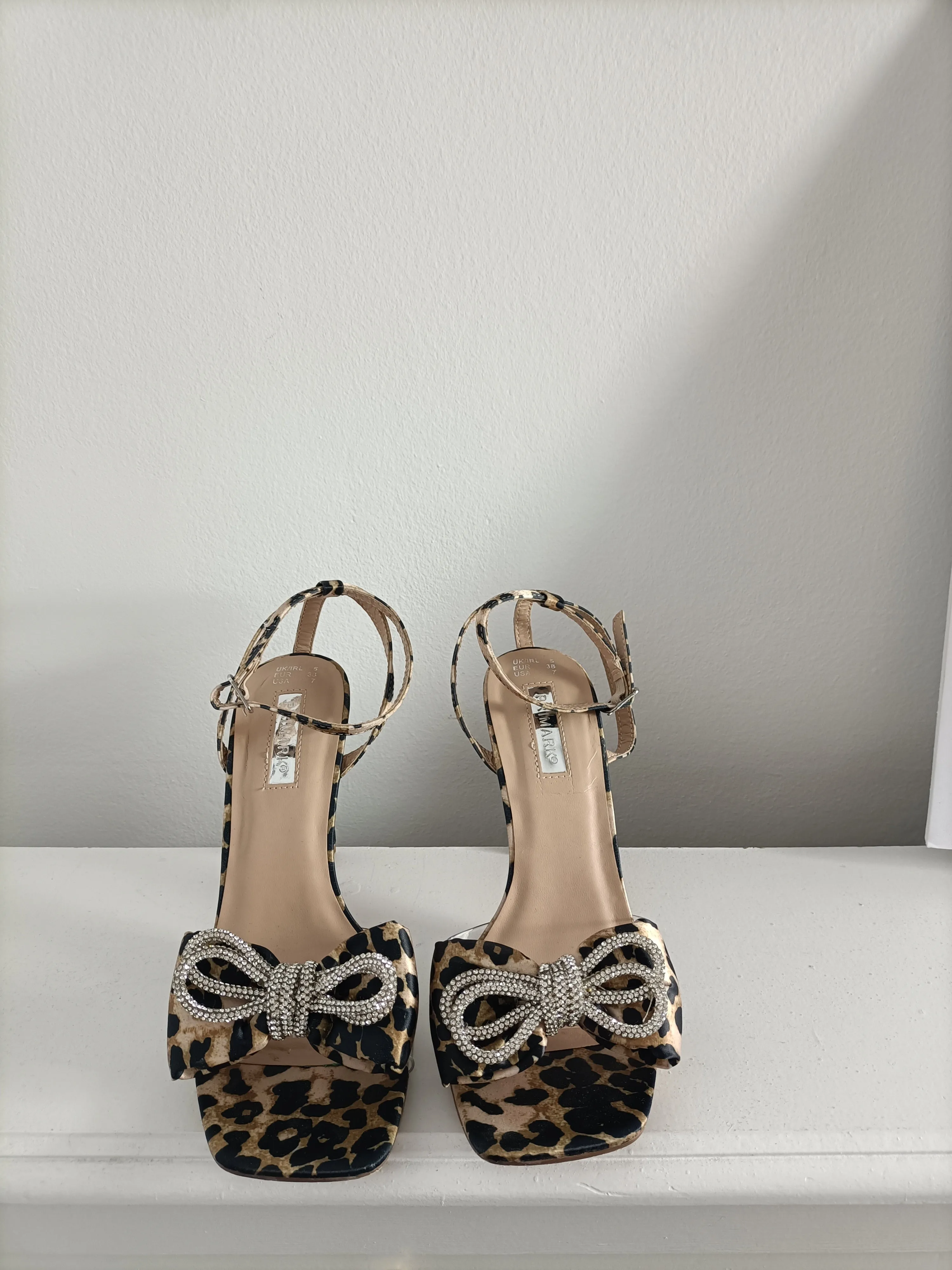 PRIMARK. Sandalias print pedrería T.38