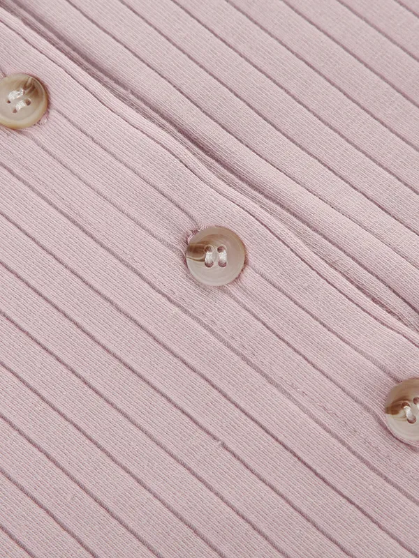 Puntos de manga corta delgados con costuras de encaje