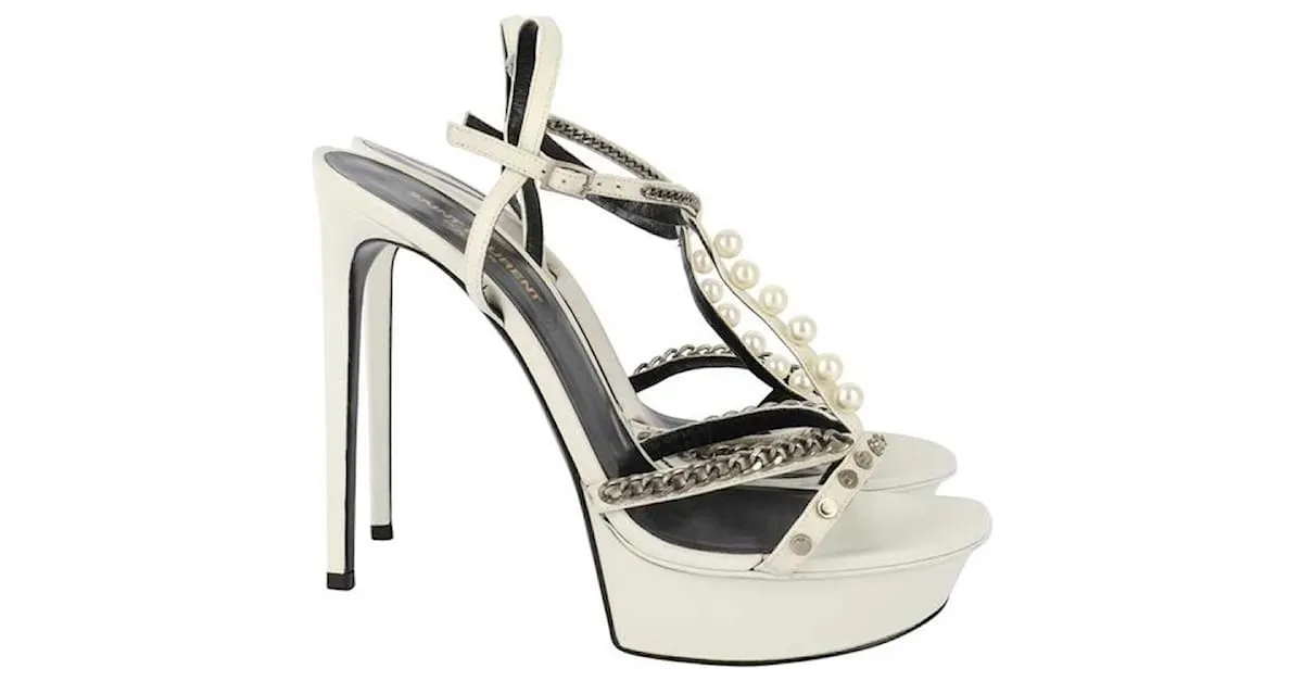 Saint Laurent Perla blanca y cadena Alice 105 Sandalias Blanco Hardware de plata 
