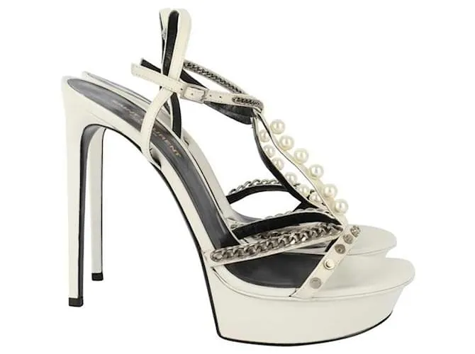 Saint Laurent Perla blanca y cadena Alice 105 Sandalias Blanco Hardware de plata 