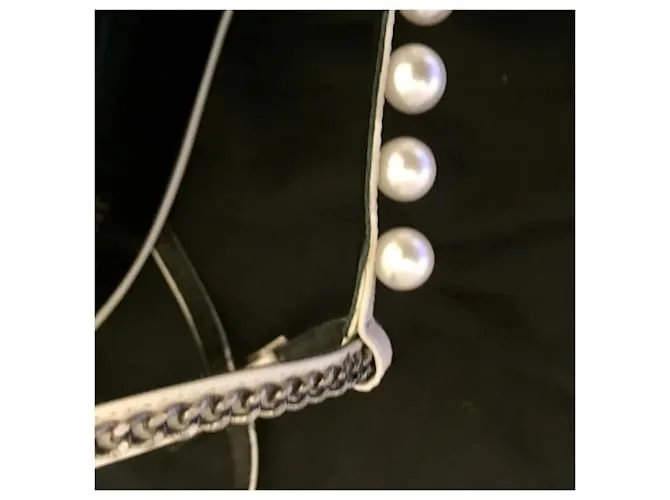 Saint Laurent Perla blanca y cadena Alice 105 Sandalias Blanco Hardware de plata 