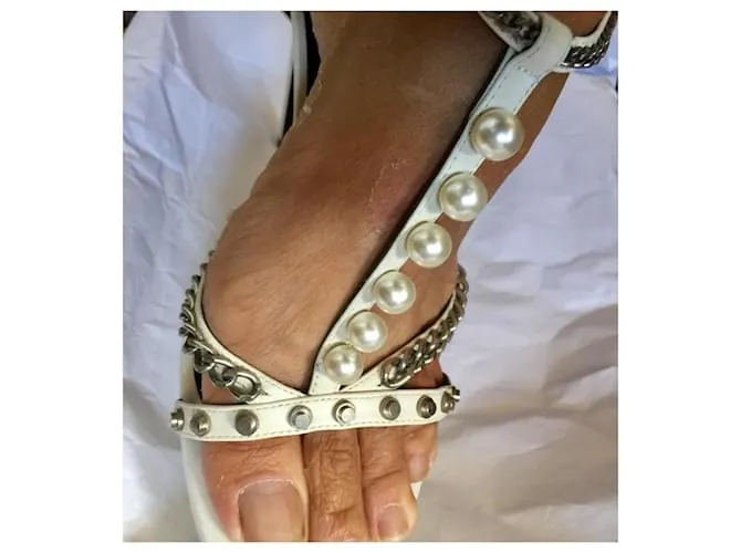 Saint Laurent Perla blanca y cadena Alice 105 Sandalias Blanco Hardware de plata 
