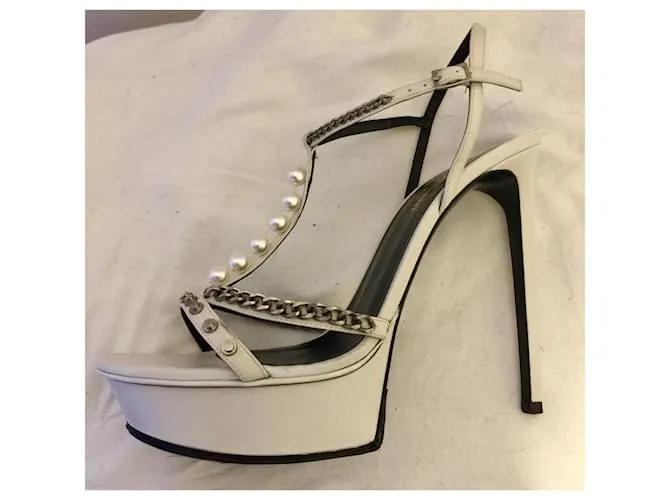 Saint Laurent Perla blanca y cadena Alice 105 Sandalias Blanco Hardware de plata 